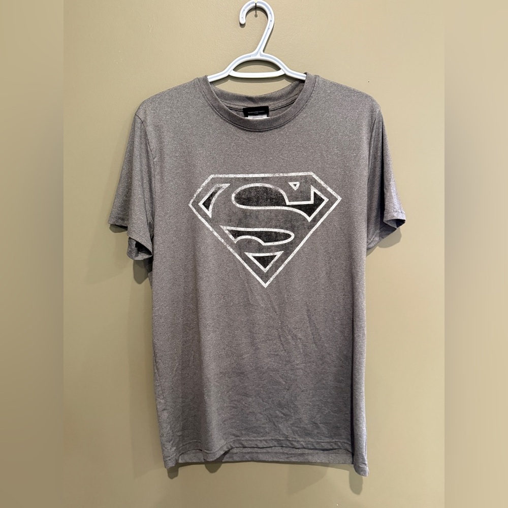 🔴2/$10 SALE🔴DC Comics Dark Gray Superman Emblem Tee